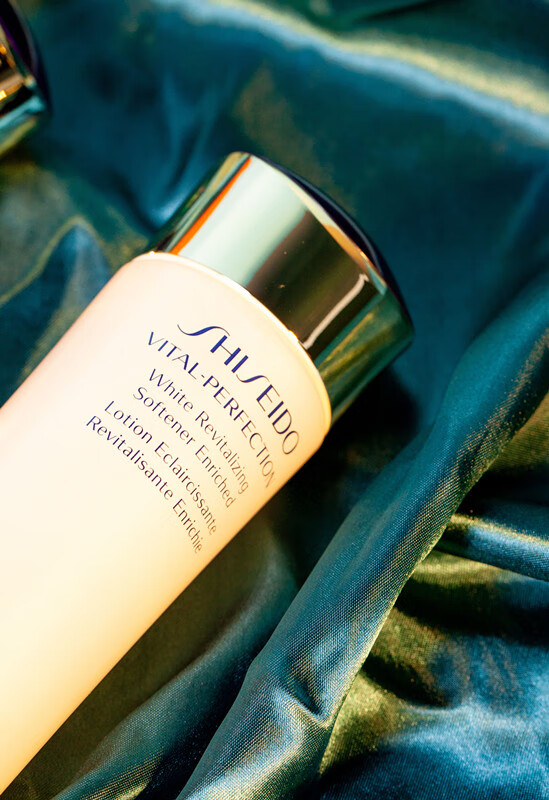 送女友什么礼物好？就选悦薇珀翡紧颜亮肤水乳！的第2张示图