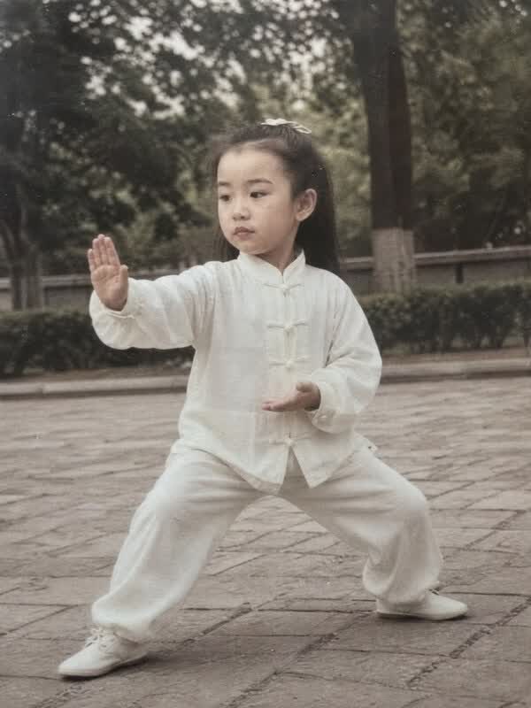 李灵慧四岁练拳老照片