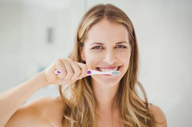 清新简约的时尚居家软毛牙刷，舒适有效的清洁口腔不伤牙！