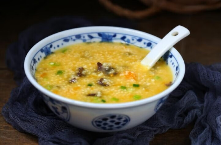 煮小米粥加上个南瓜和海参，香甜又软糯，早上要常喝-JinMo之家