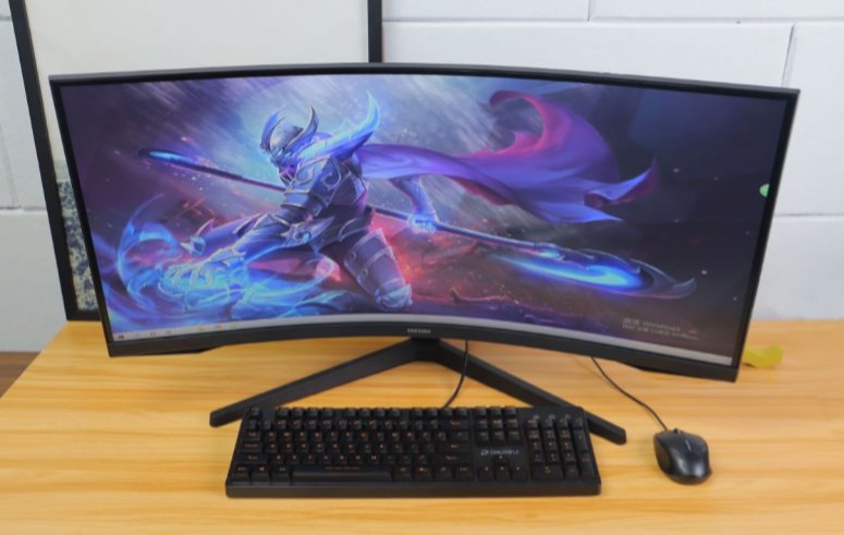 电竞桌面如何搭配？三星曲面大屏让娱乐氛围瞬间拉满的第4张示图