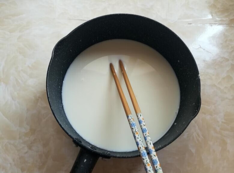 饭桌上必点的一道小吃炸鲜奶，外酥里嫩，奶香十足的第3张示图