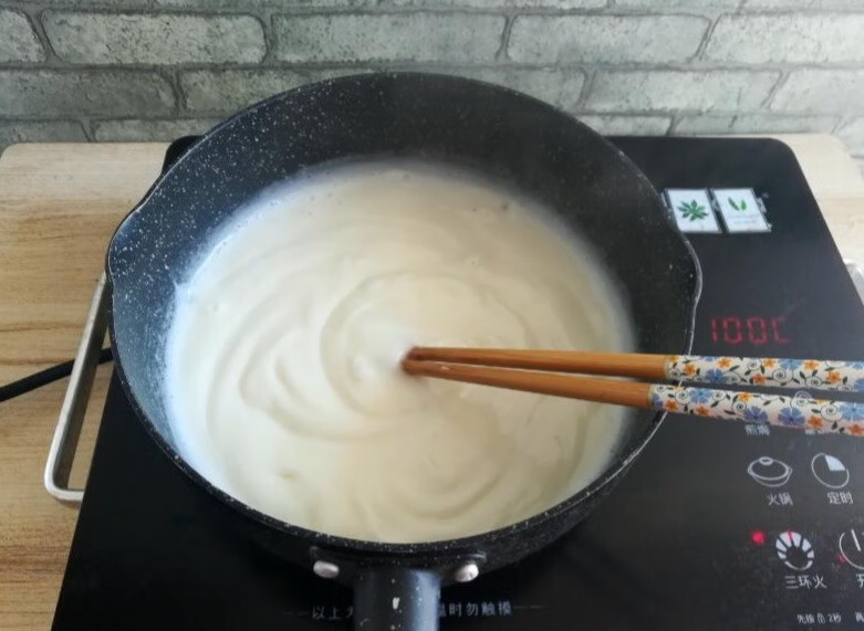 饭桌上必点的一道小吃炸鲜奶，外酥里嫩，奶香十足的第4张示图