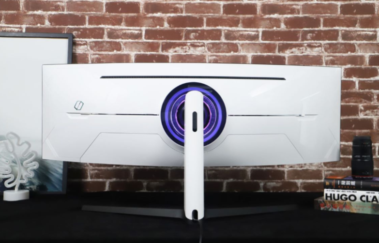 电竞桌面如何搭配？三星曲面大屏让娱乐氛围瞬间拉满的第3张示图