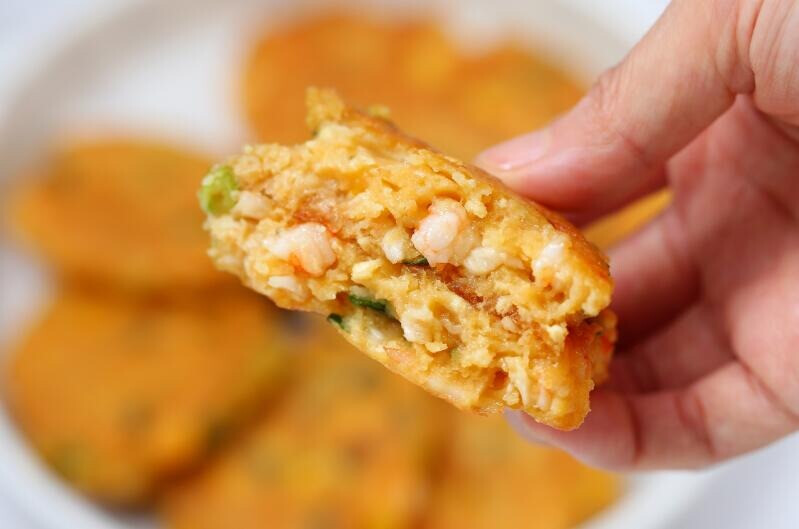 荤素搭配的炸虾饼，外脆里嫩，鲜香营养，解馋又好吃-JinMo之家