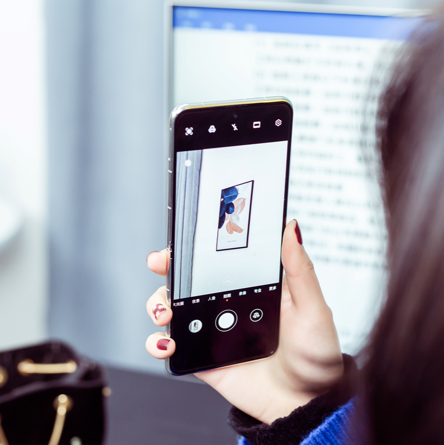 适合时尚辣妈用的华为折叠屏手机，美观与科技感并存的第4张示图