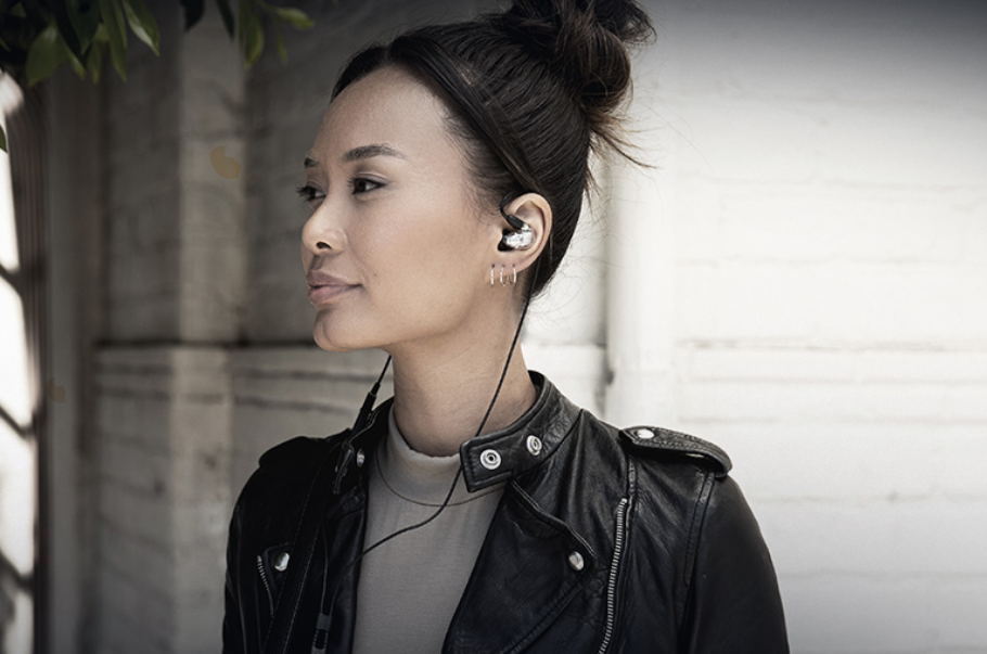 新潮Z世代的数码潮人包里的耳机到底有什么不同?-JinMo之家