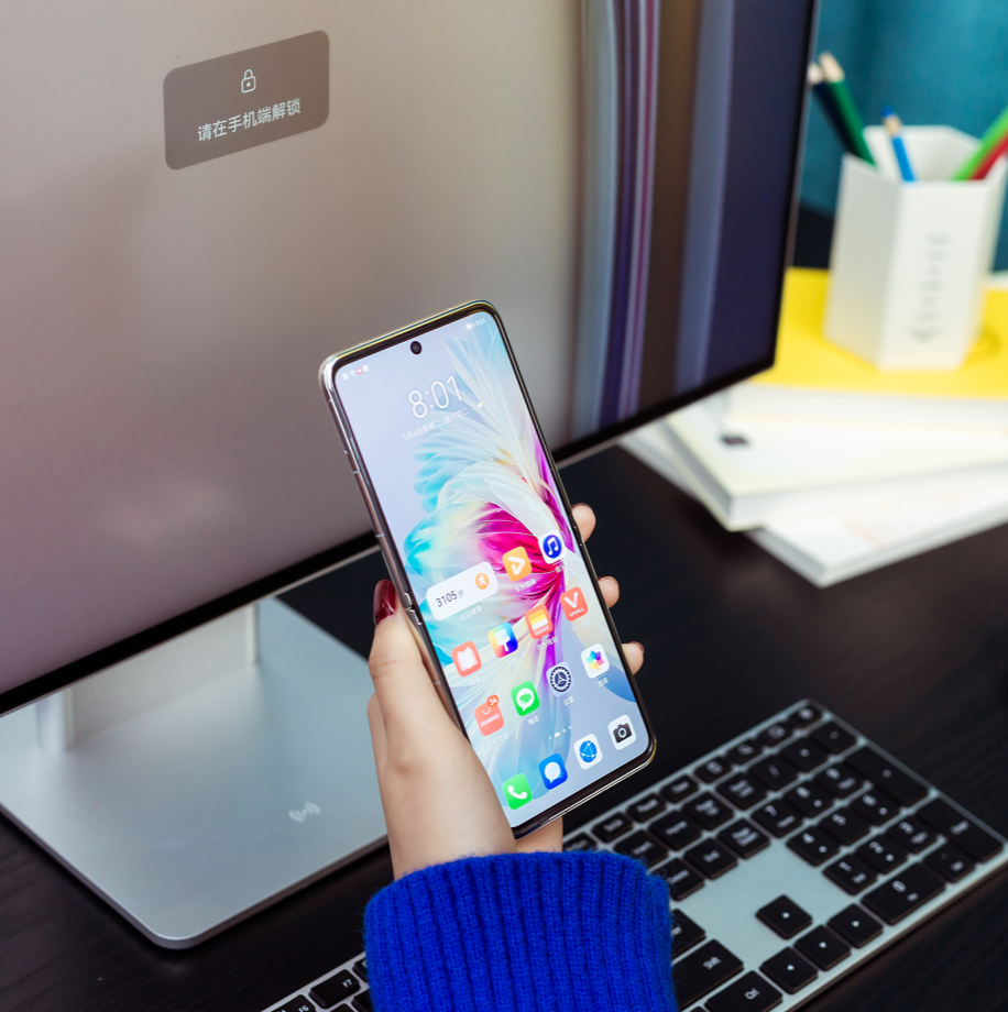 适合时尚辣妈用的华为折叠屏手机，美观与科技感并存的第3张示图