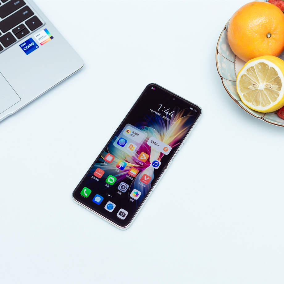 适合时尚辣妈用的华为折叠屏手机，美观与科技感并存的第1张示图