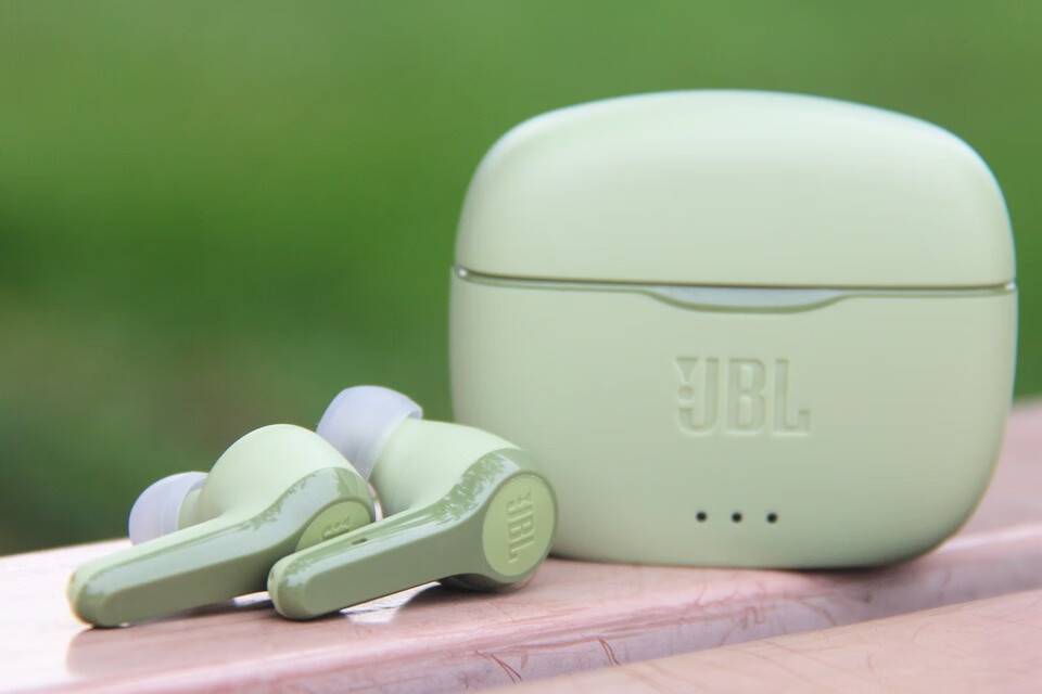 JBL TUNE215TWS耳机评测：不寻刺激的耐听型的第4张示图