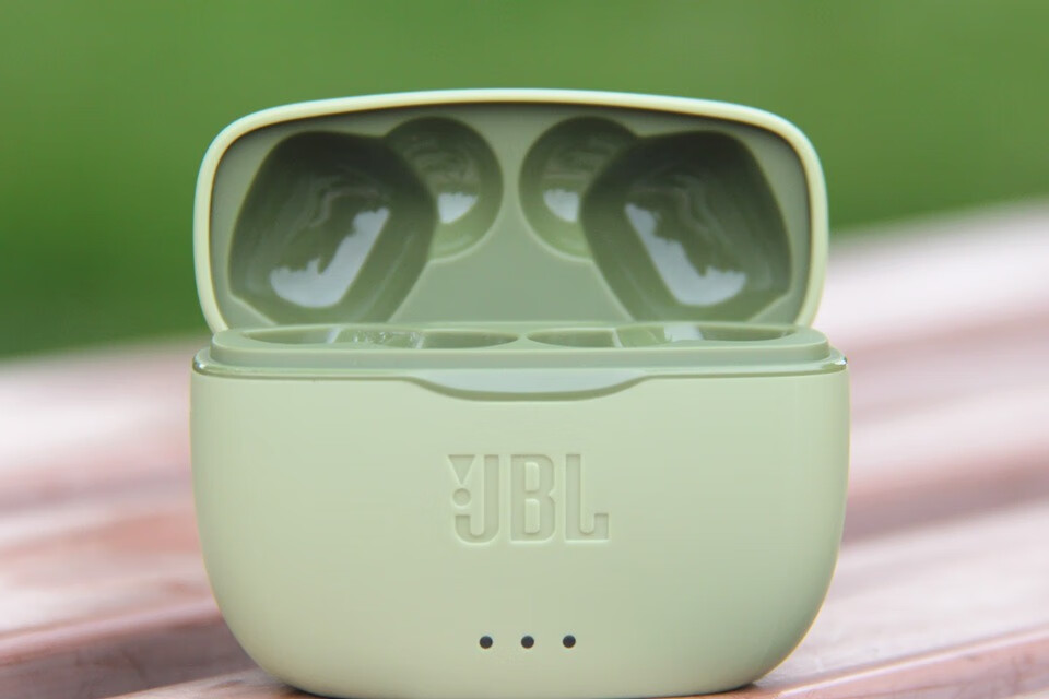 JBL TUNE215TWS耳机评测：不寻刺激的耐听型的第2张示图