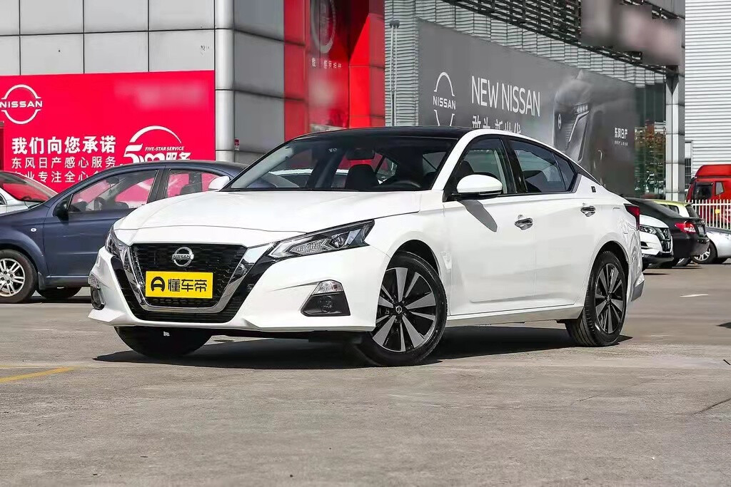 大尺寸中控屏终于安排上了，日产新款天籁实车曝光，再战本田雅阁的第3张示图