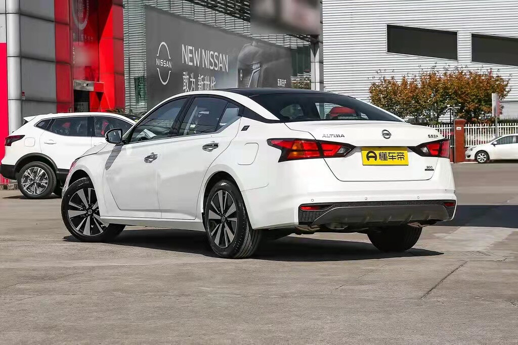 大尺寸中控屏终于安排上了，日产新款天籁实车曝光，再战本田雅阁的第5张示图