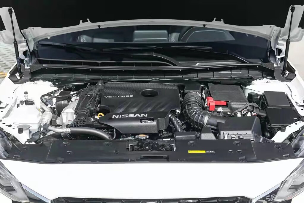 大尺寸中控屏终于安排上了，日产新款天籁实车曝光，再战本田雅阁的第9张示图