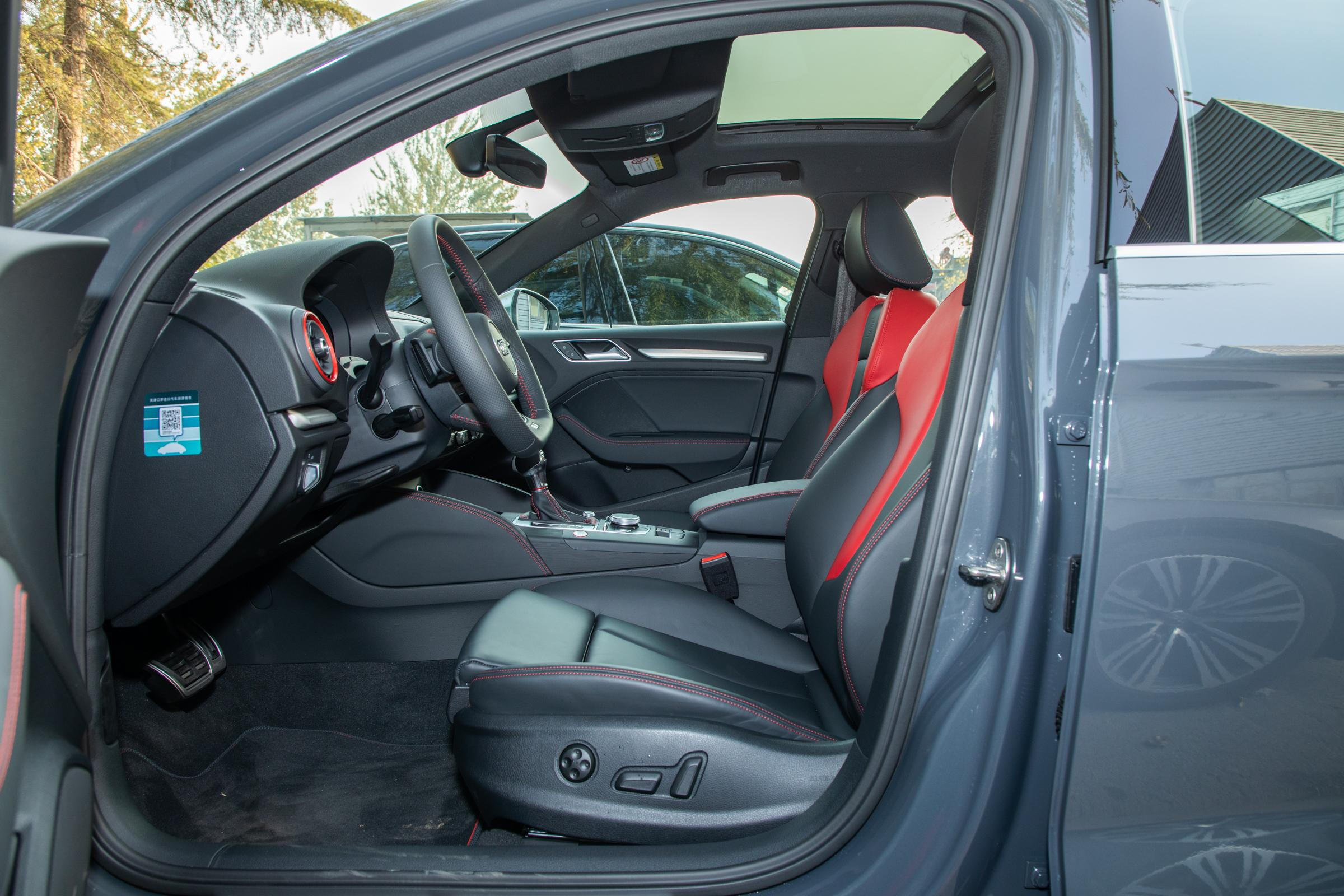 车身修长，动力充沛，内饰简约时尚，走进奥迪S3的第4张示图