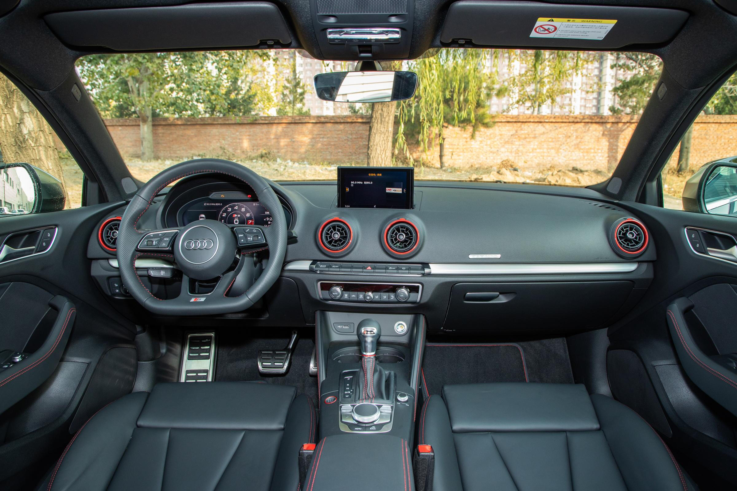 车身修长，动力充沛，内饰简约时尚，走进奥迪S3的第3张示图