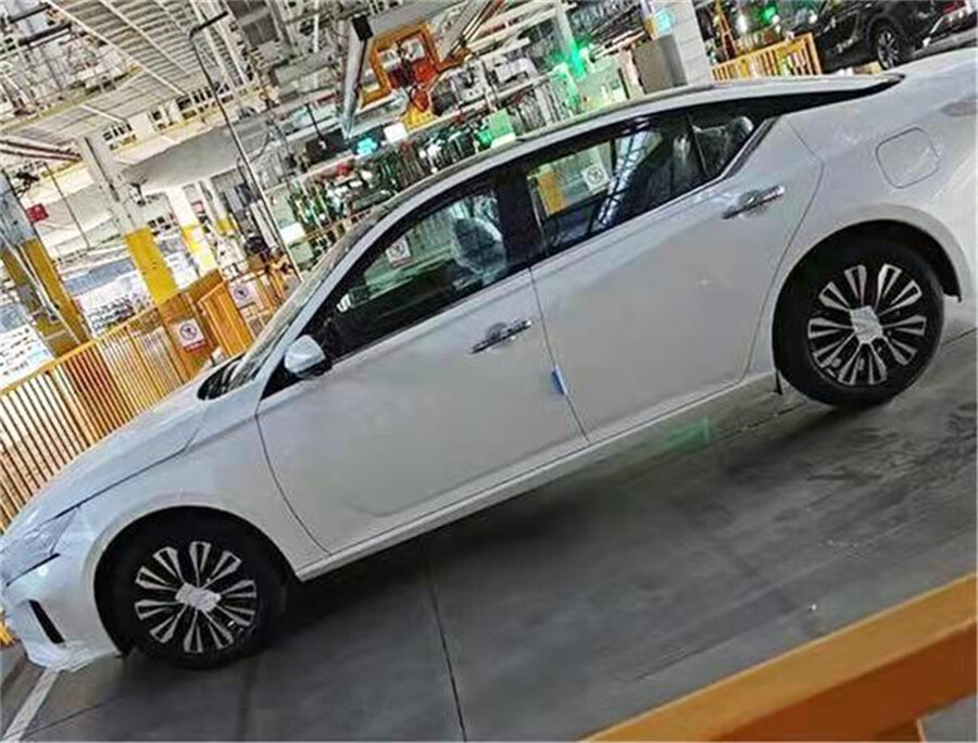 大尺寸中控屏终于安排上了，日产新款天籁实车曝光，再战本田雅阁的第2张示图