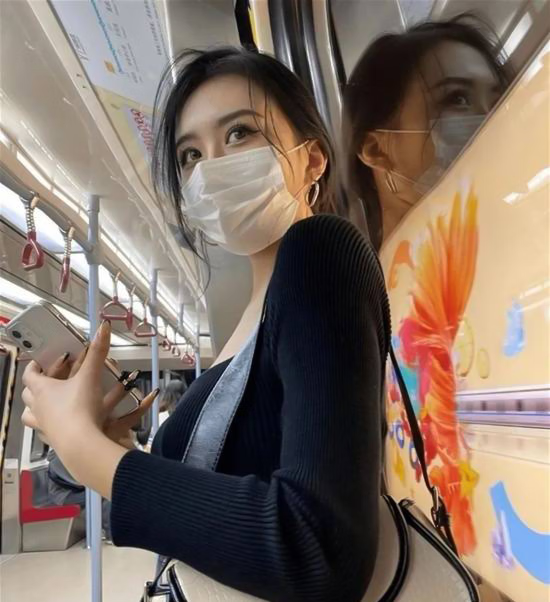 電車の中でマスクを着けた美人 2枚