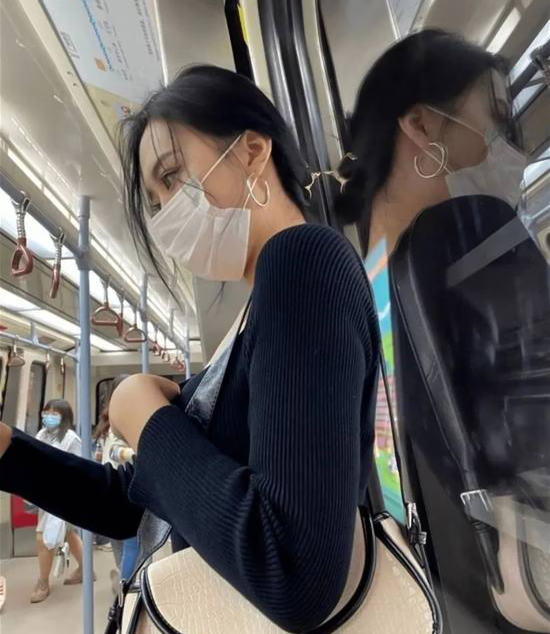 電車の中でマスクを着けた美人 2枚