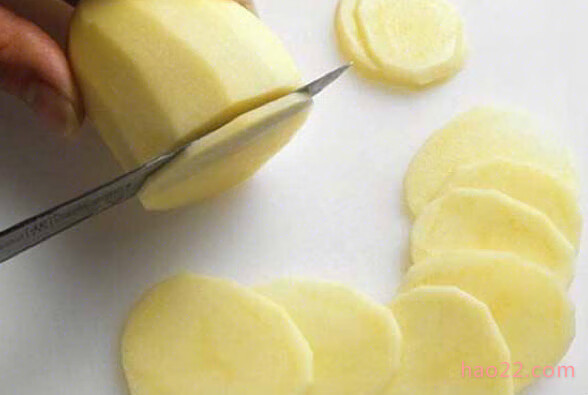 自制土豆美白面膜 很多宝宝说经常敷面膜太贵，其实自己在家也可以制作面膜，还物美价廉。 