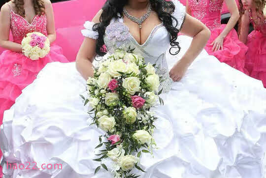 世界上最重的婚纱，英国新娘的婚纱127斤（极致奢华) 
