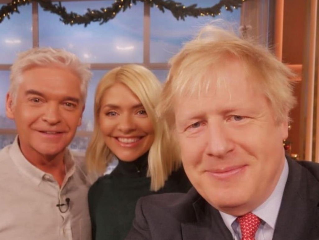 英国首相引发关注，手持华为自拍美媒质疑：有意还是无意？