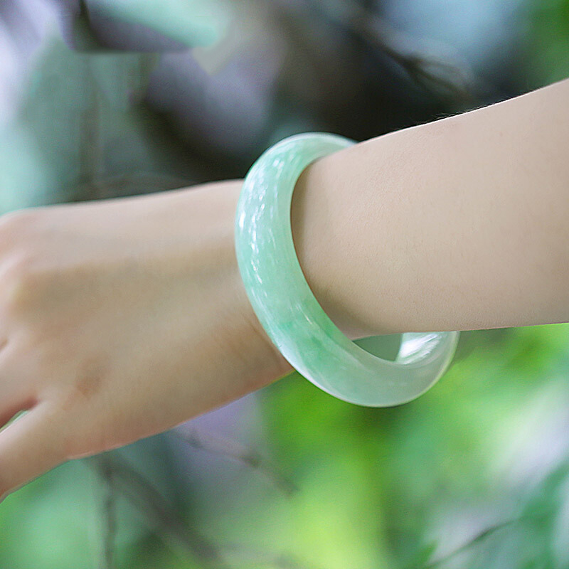 七彩云南 浅绿飘花翡翠玉手镯