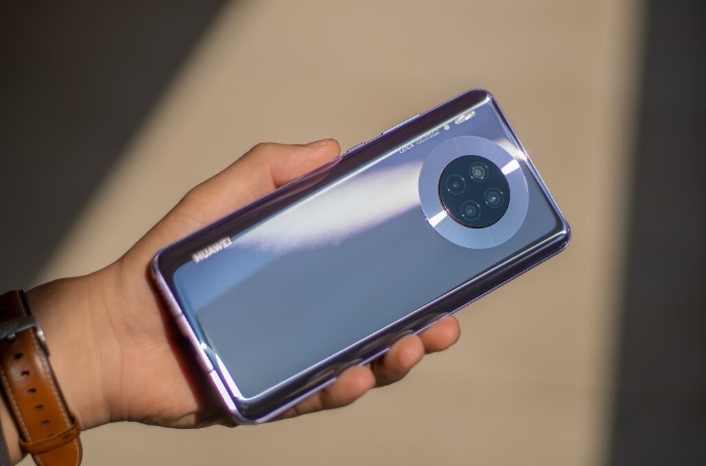 英国首相引发关注，手持华为自拍美媒质疑：有意还是无意？