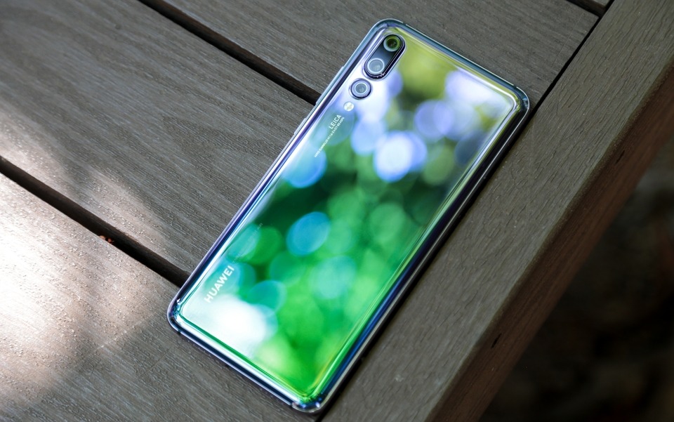 英国首相引发关注，手持华为自拍美媒质疑：有意还是无意？