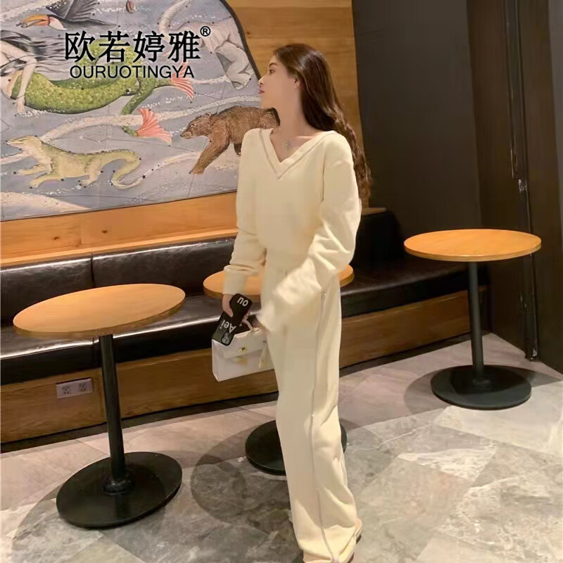 Ou Ruo tingya 2022 spring and autumn new small fragrance style sweater women's loose Korean version fashion foreign style aging temperament V-neck top leisure sports wide leg pants two-piece suit