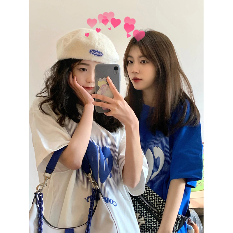 Samyisen is a national fashion love letter printed short sleeved T-shirt for female students. It is a new product in summer 2022. It has a sense of minority design. Couples wear Klein Blue and white clothes