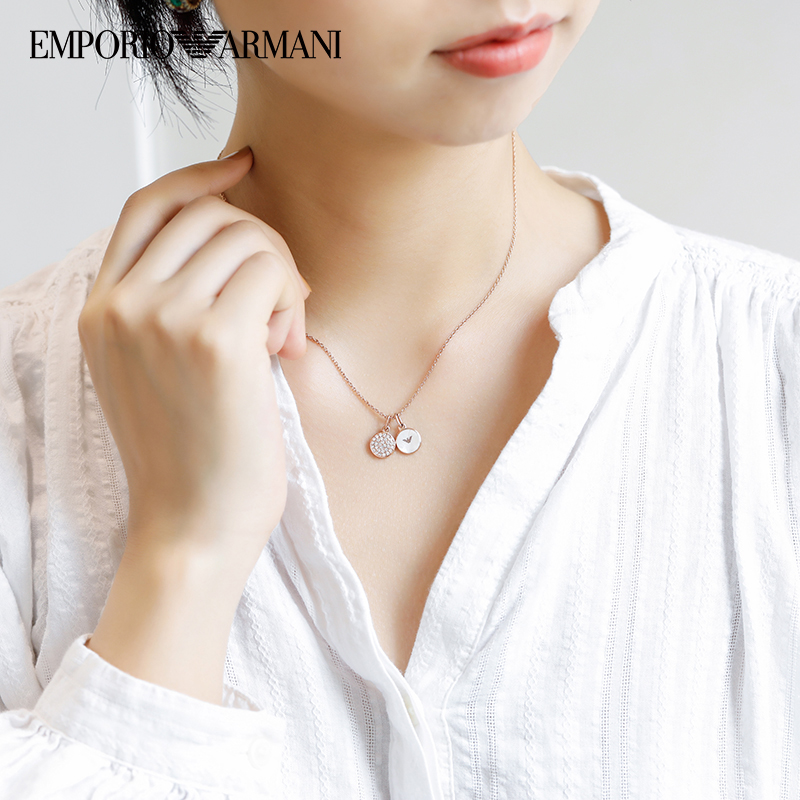 阿玛尼珍珠贝母镶钻项链，摩登时尚质感，1000元女生礼物