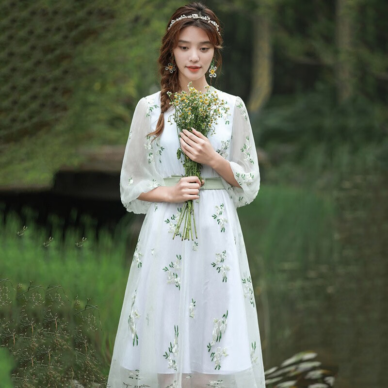 Fireworks hot V-neck dress women's 2022 new embroidered retro waist slim retro skirt ZG Yichen