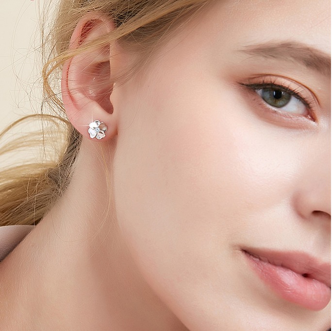 唯一 四叶草银耳钉