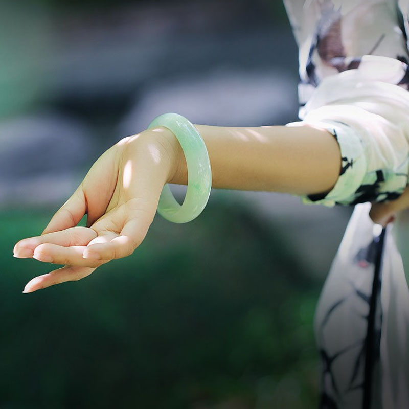 七彩云南色泽均匀翡翠手镯