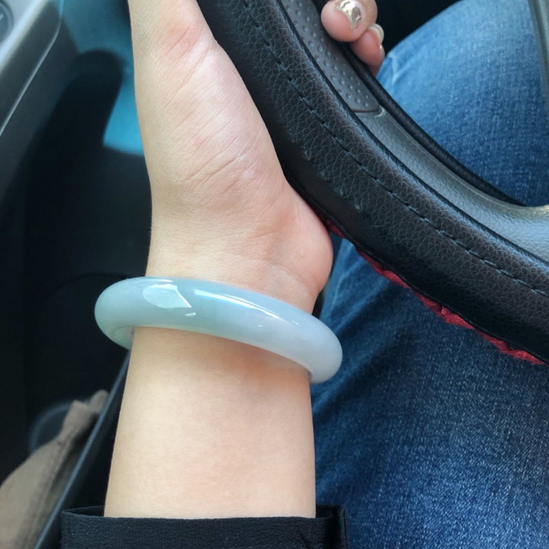 至雅 浅色翡翠手镯