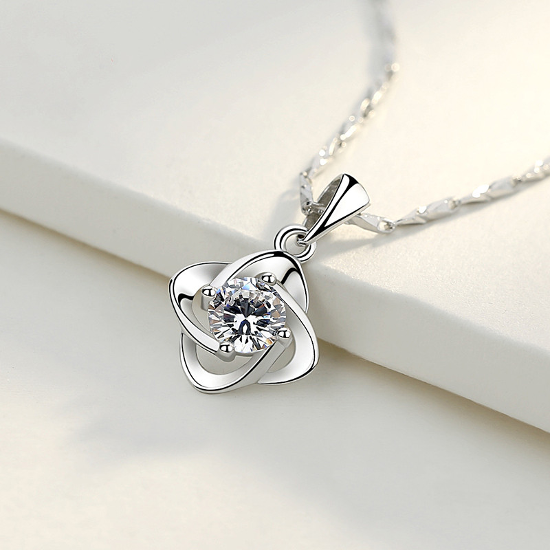 唯一 浪漫四瓣花项链