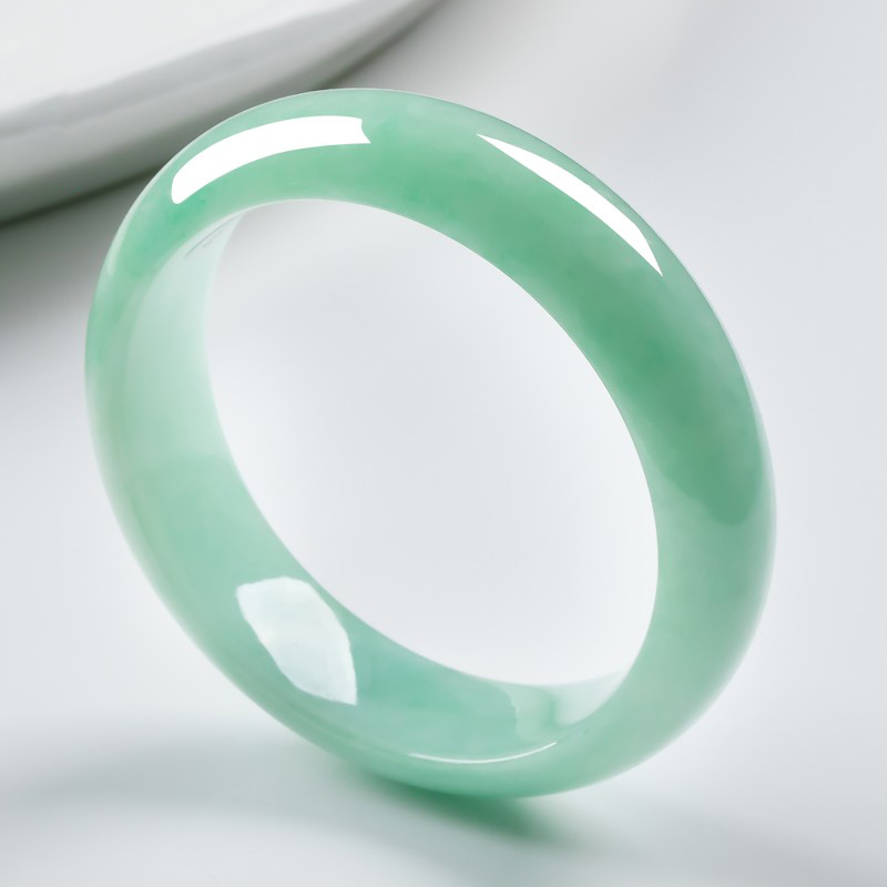 春龙 细腻光滑 翡翠手镯