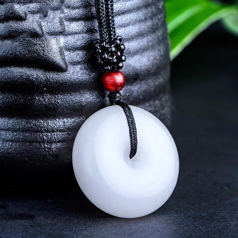 靳钰晨 平安扣玉坠