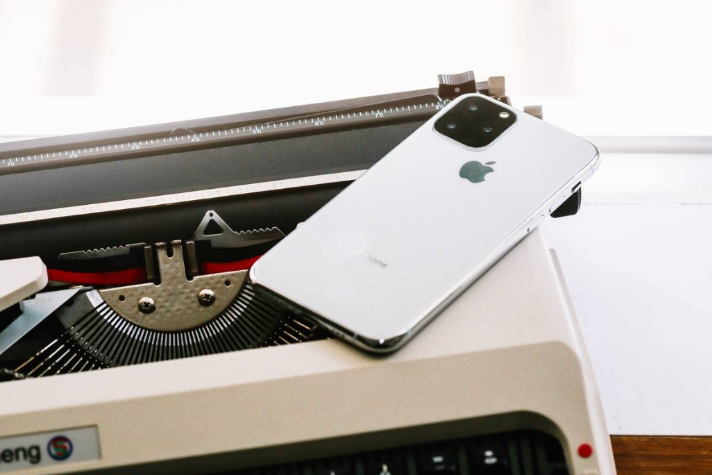 iPhone 11 Pro售价破万，含泪入手！我需要给它贴膜吗？