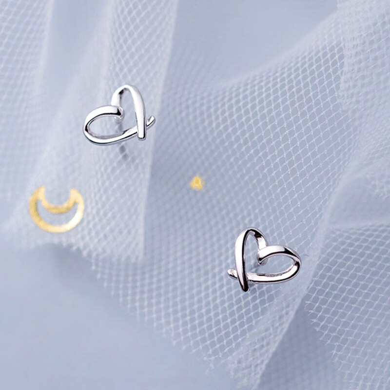 凡霓 镂空心形耳钉