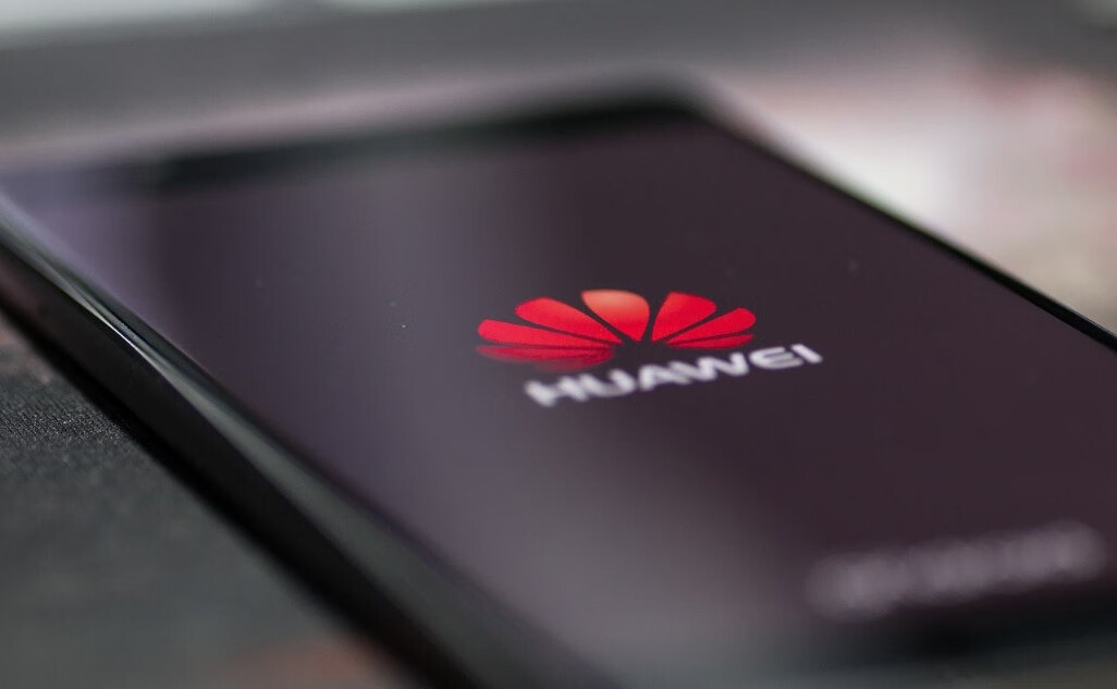 英国首相引发关注，手持华为自拍美媒质疑：有意还是无意？