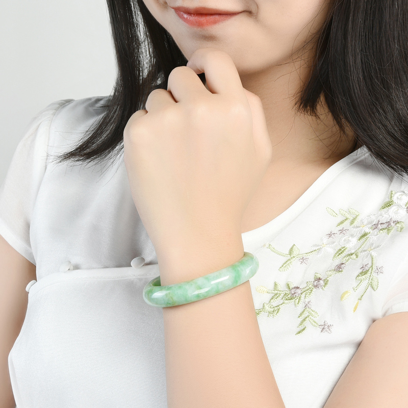 凤禧珠宝玉型饱满翡翠手镯