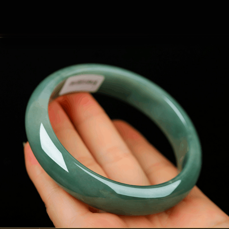 影享清爽明亮翡翠手镯