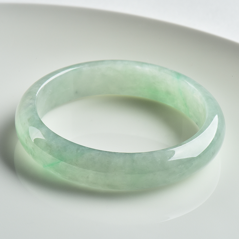 玉萌色油润温和翡翠手镯