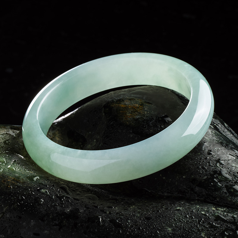 碧玉尊 简约翡翠手镯