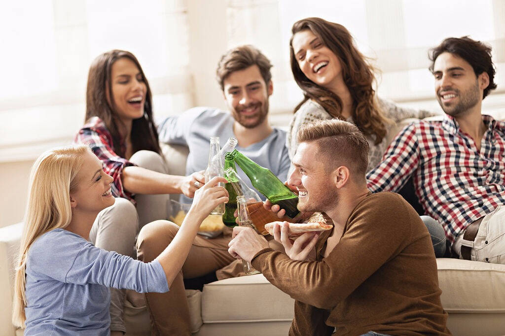 中秋团圆饭年轻人吃完.