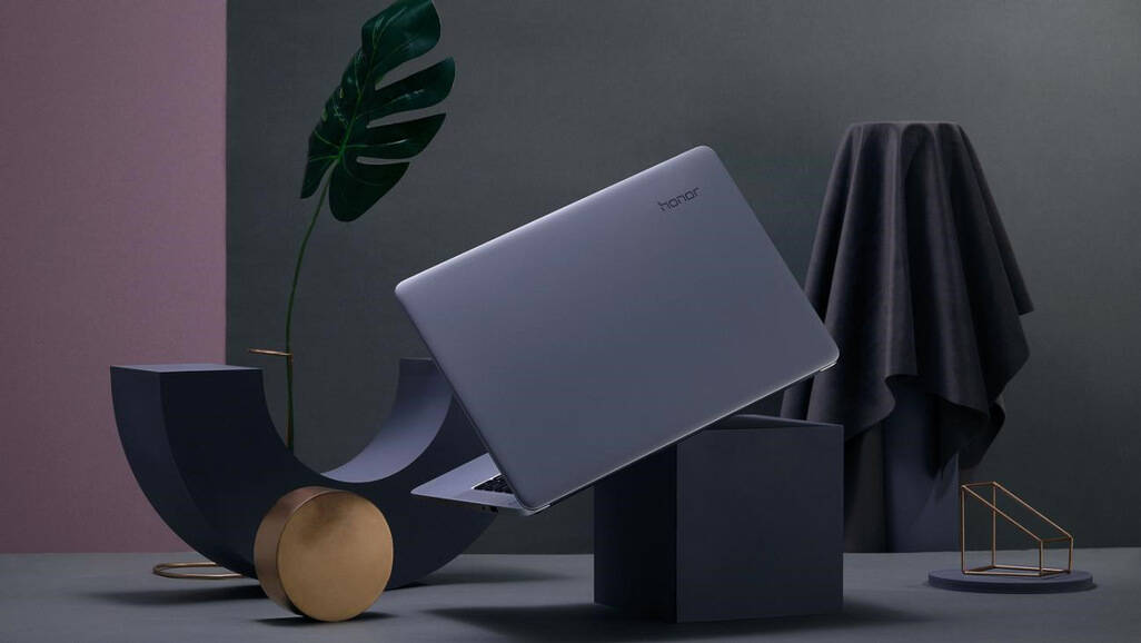 在平板之后,荣耀也是推出了自己的首款笔记本,荣耀也是