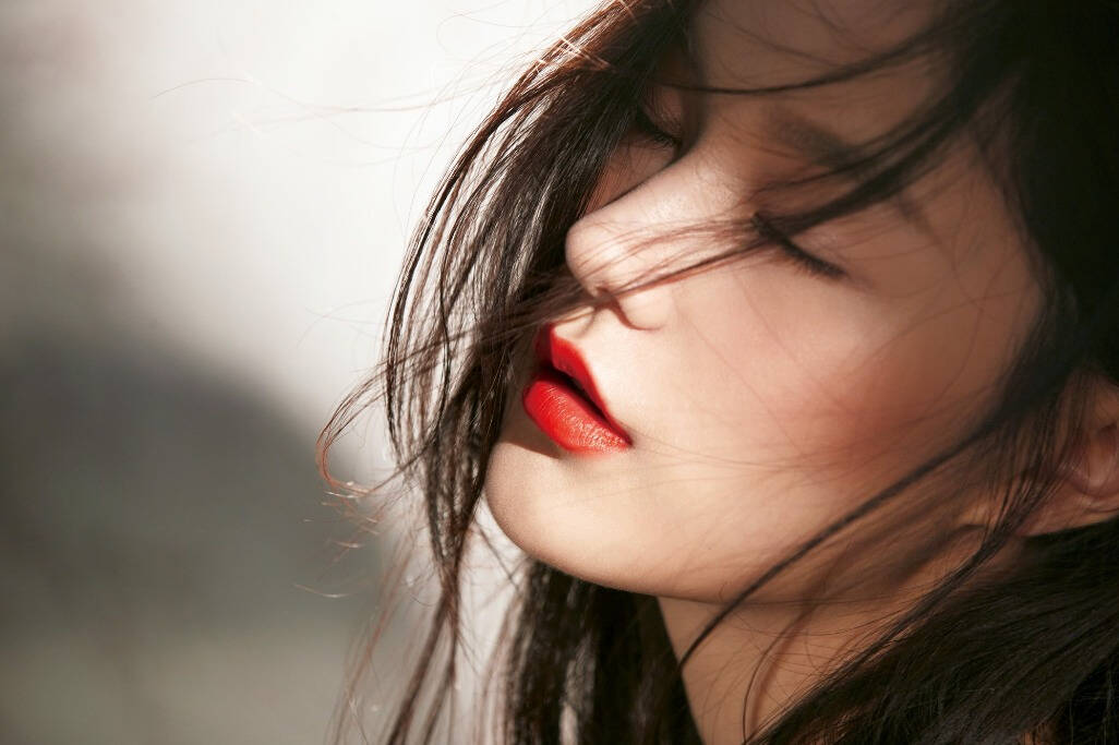 大家脑海里浮现的准是tvb剧里的美艳女主,眉眼含情脉脉,充满女性的