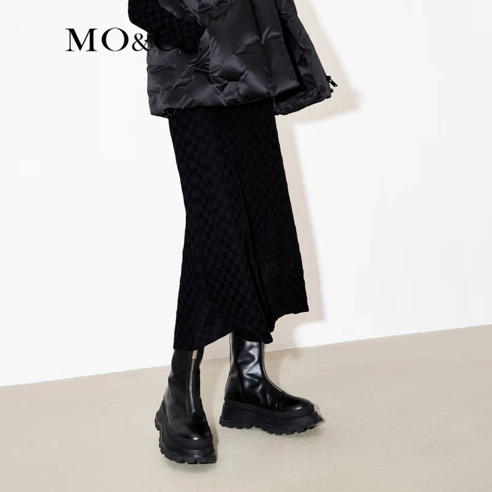 MO&Co.冬季绒感棋盘格高腰A字长款半身裙MBB4SKTT02 黑色M/165
